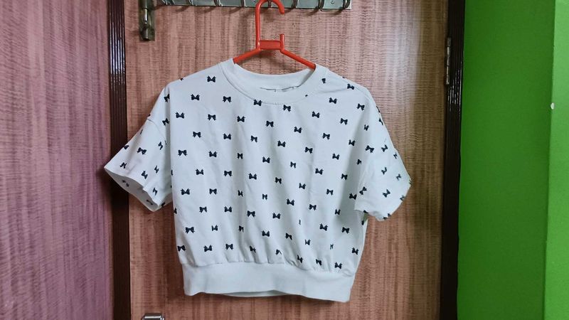 NEW Trendy White Top With Bows