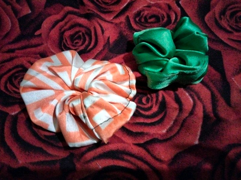 2 Scrunchies