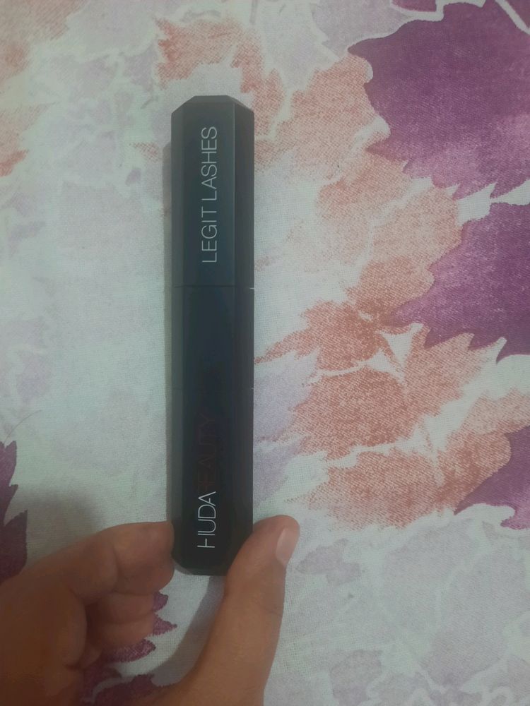 HUDA BEAUTY LASH LEGIT MASCARA ( LENGTH PLUS CURL)
