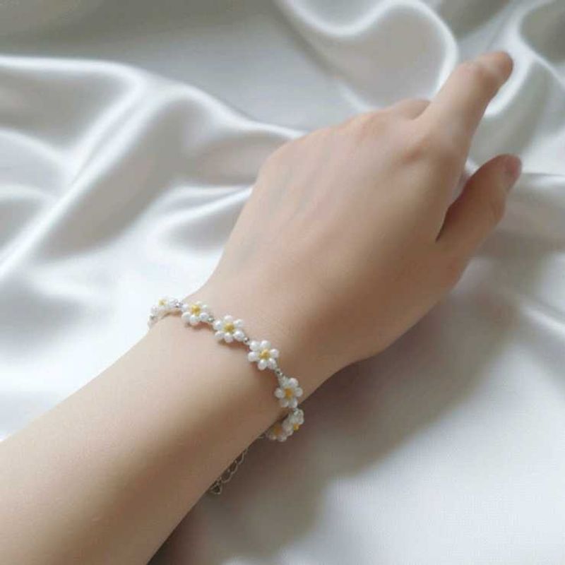 Pinteresty Daisy Beaded Bracelet 🤍