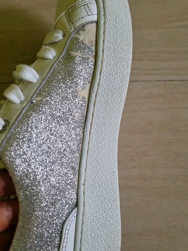 SALEl- Tommy Hilfiger converse