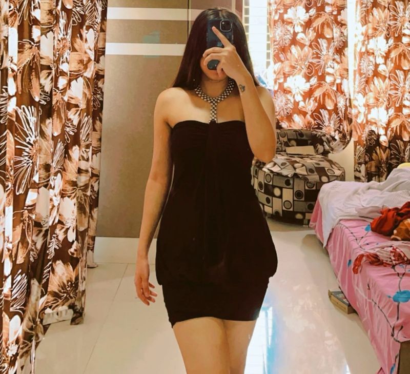 black bodycon dress