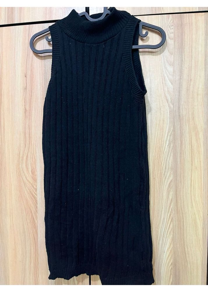 Sleeveless black Sweater