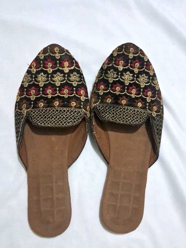 Embroidered Jutii ✨️