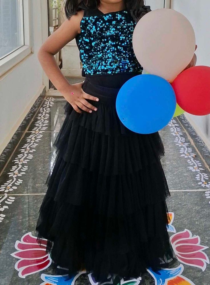 Crop Top With Tired Ling Skirt