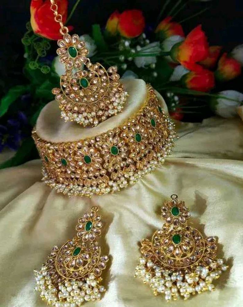 Gold &amp; Green Kundan Jewelry Set