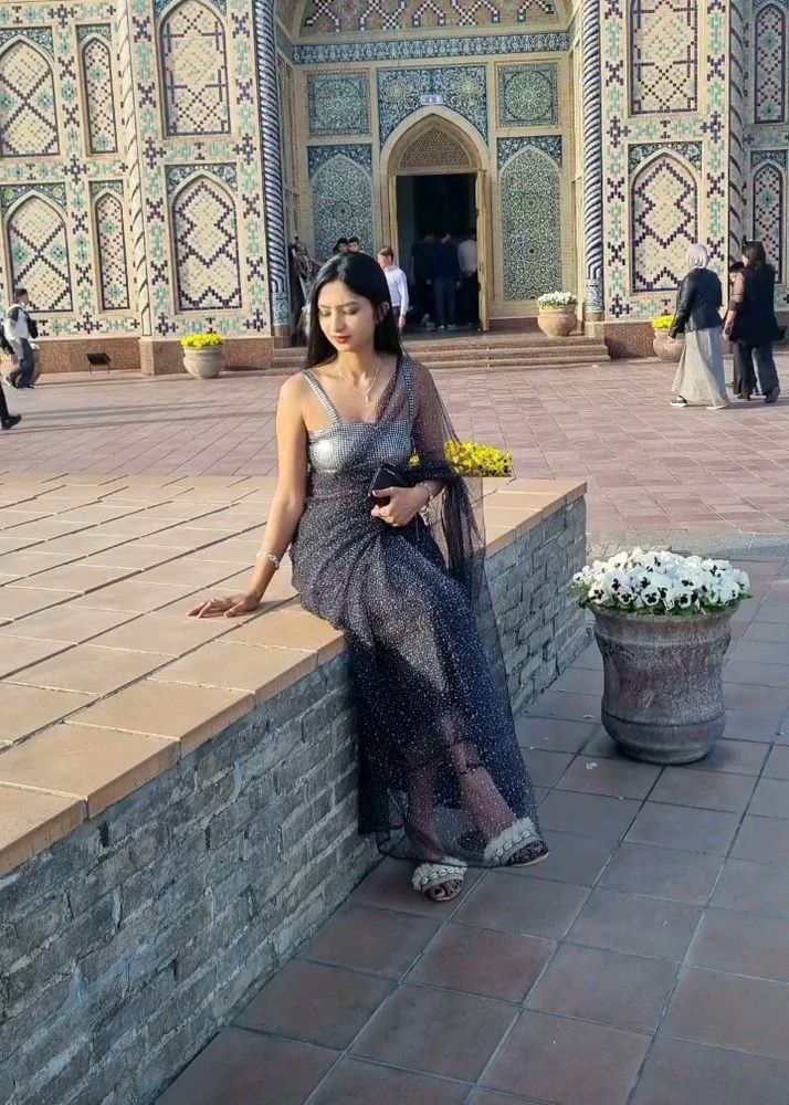 Black Saree Without Blouse