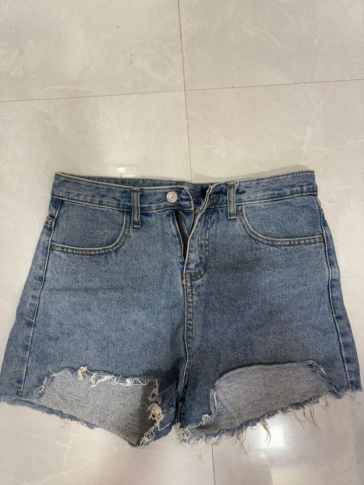 Hot Shorts With 2 Tops