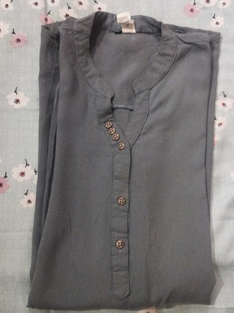 An elegant Collar Buttoned neck Grey Kurta