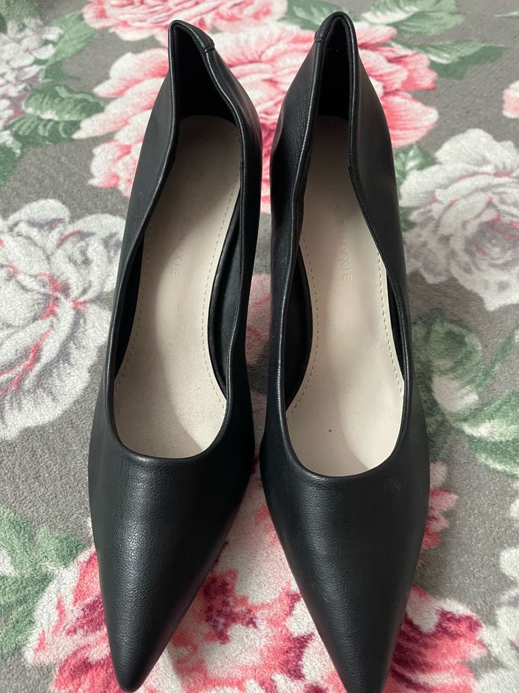 MIA Amelie Black Pointed Pumps
