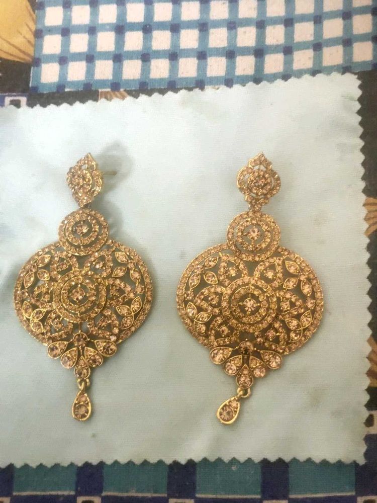 Elegant Gold Tone Drop Earrings and black beautifu