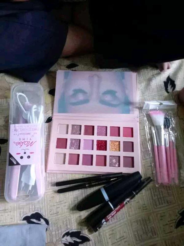MAKEUP KIT