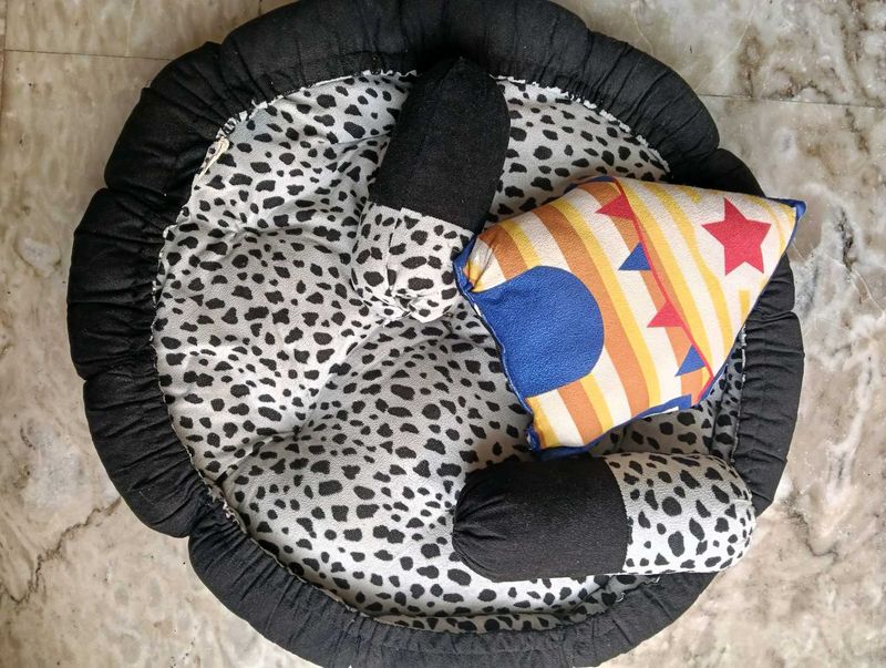 Cozy baby Bed with pillows