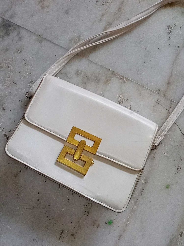 Classy White Bag🌼