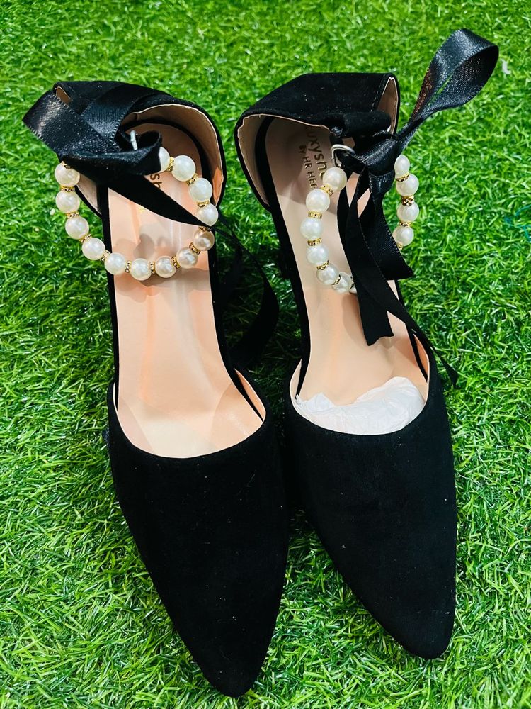 Elegant Black Heels with Pearl Detail