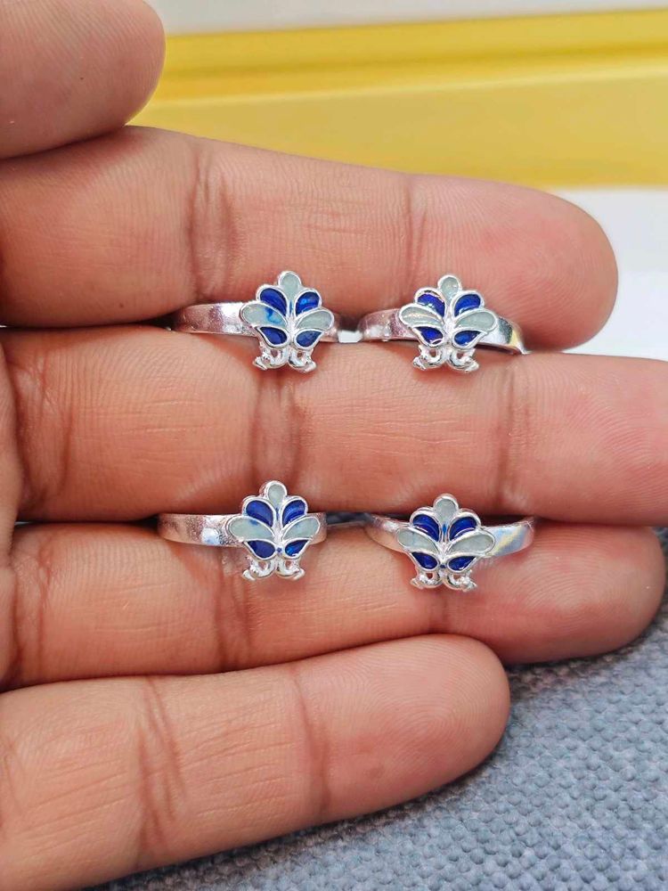 Pure silver toe ring in five leaf design.