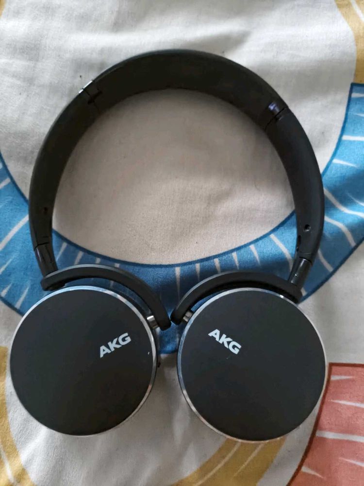 AKG Headphones model (Y500)