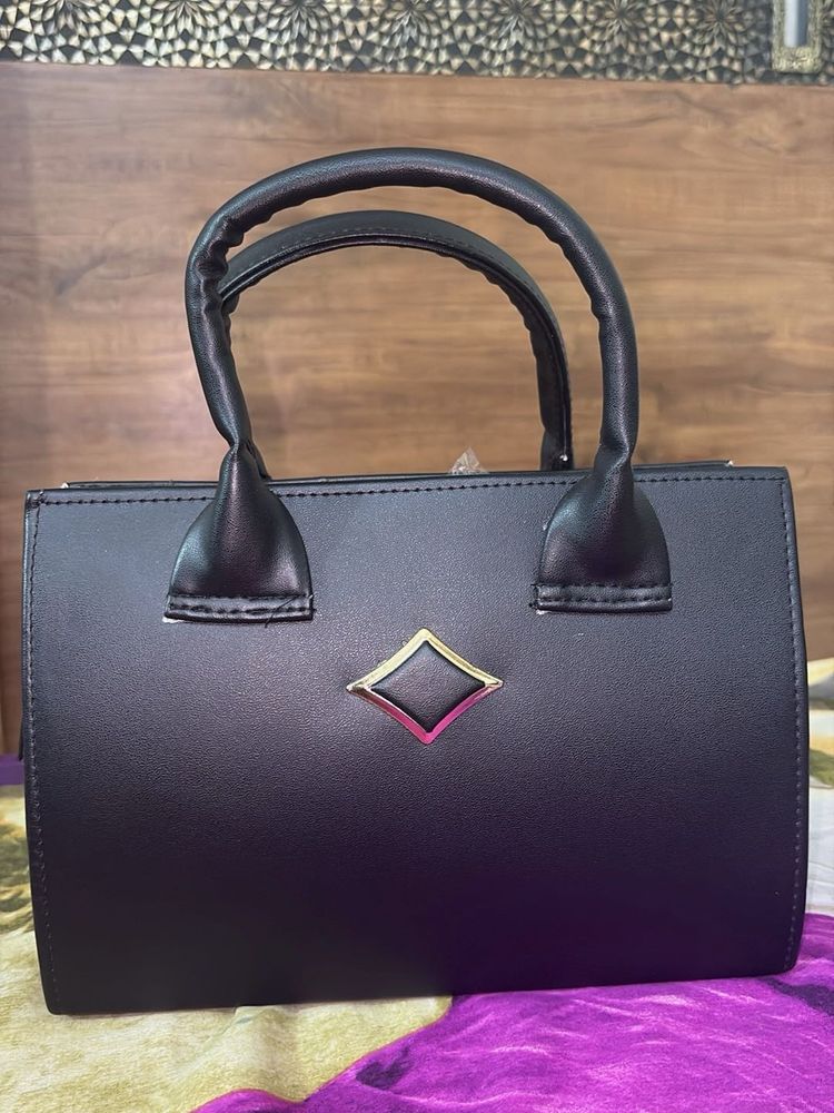 Chic Black Handbag👜 on sale💫💫