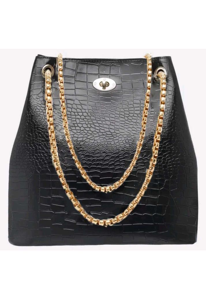 Chic Black Croc-Embossed Chain Bag