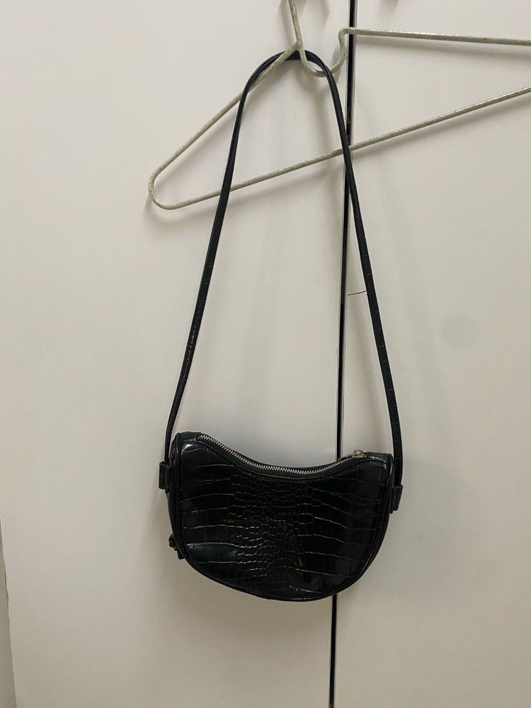 Chic Black Croc-Embossed Shoulder Bag