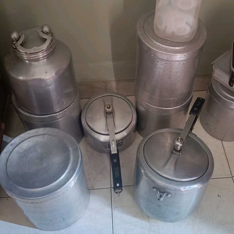 2 Pressure Cooker and 5 containers