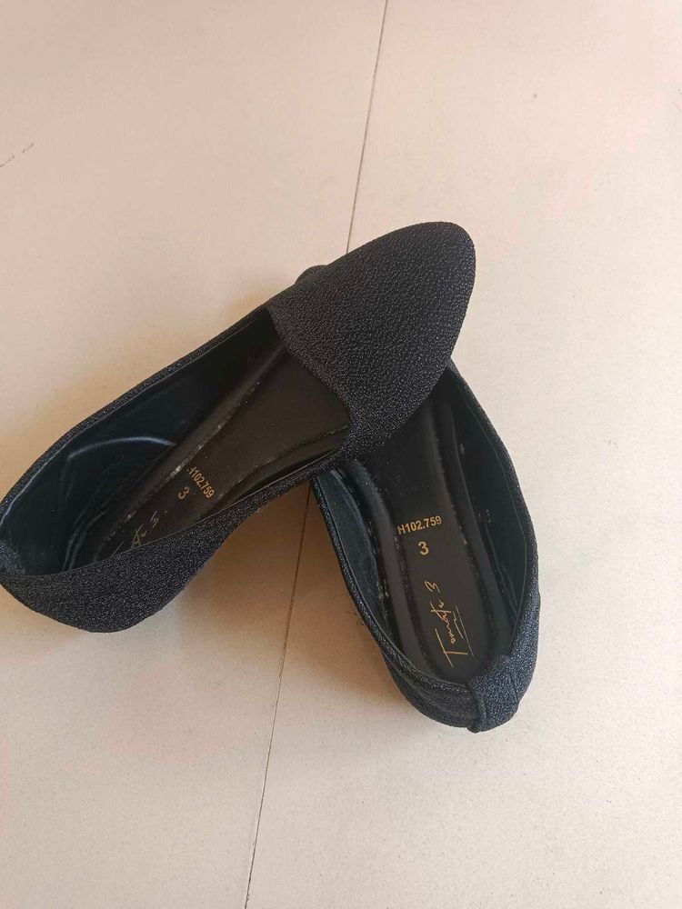 Black Flat Sandals ✨
