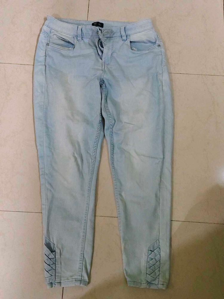 Light Wash Denim Capri Jeans