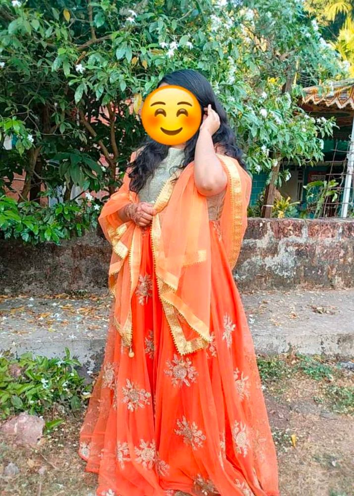 Gown With Can Attached No Any Flaws