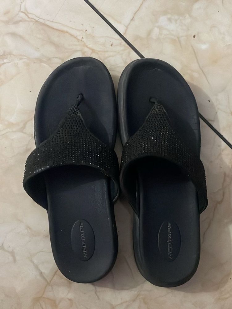RedTape Black Flipflops