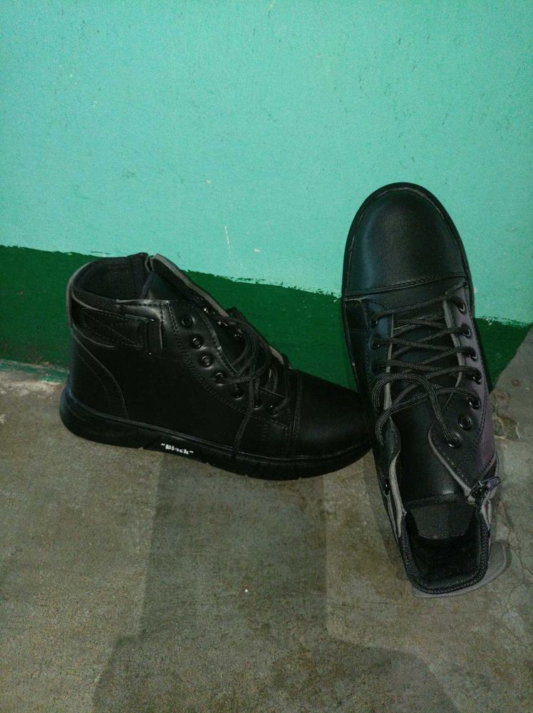 Black High-Top Fashion Sneakers