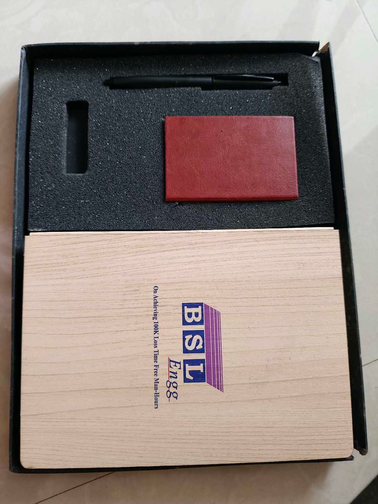 Pen and card holder gift set