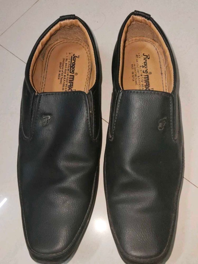 Paragon Max Black Leather Formal Shoes