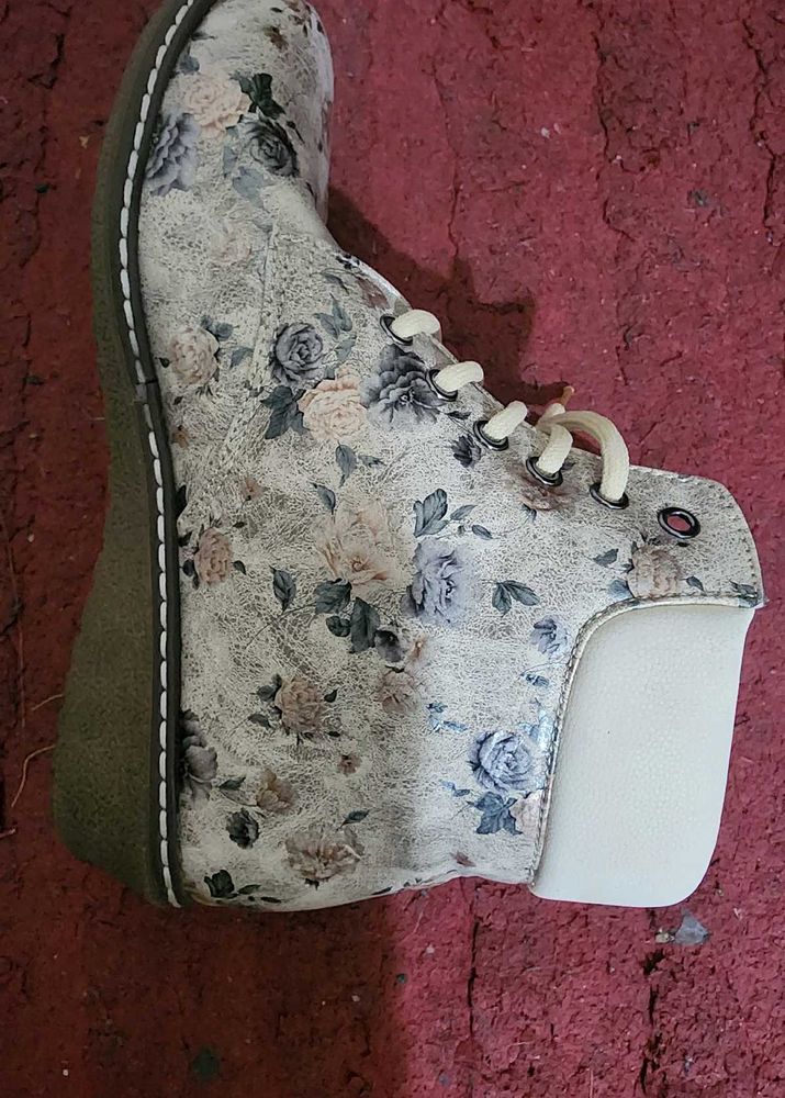 Valiosaa  Love Beige Floral Boots