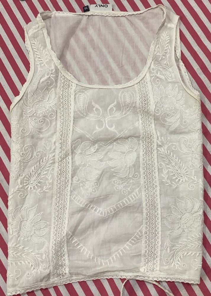 Very Pretty White Tank Top With Work Done