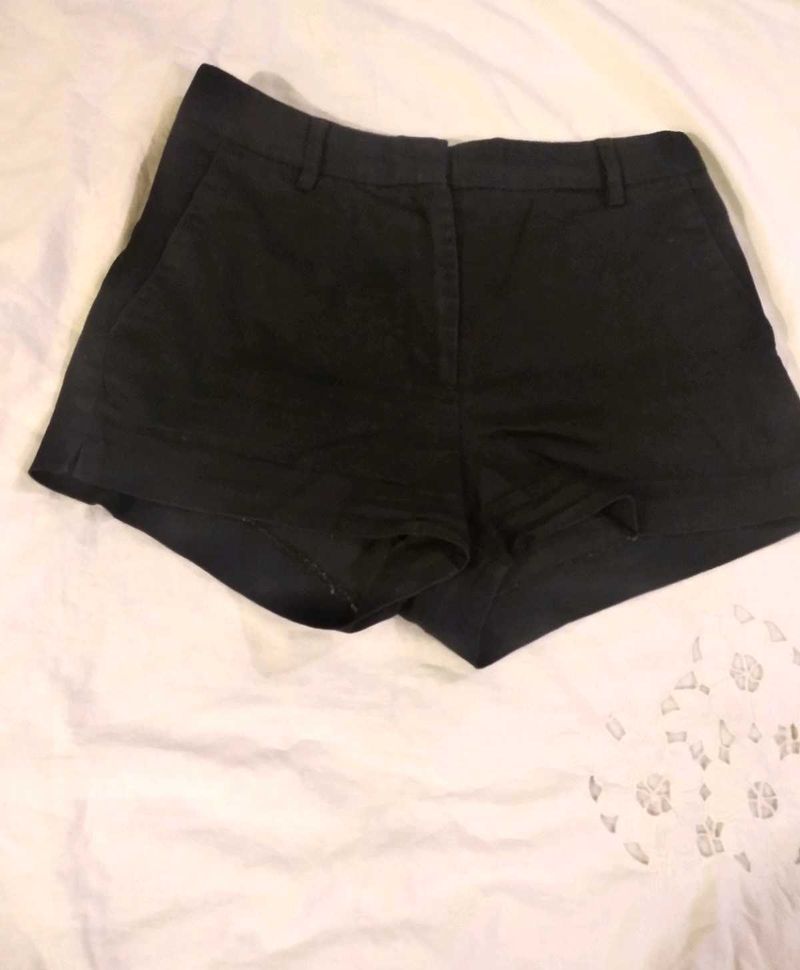 H&amp;M HIGH WAIST BEAUTIFUL BLACK SHORTS