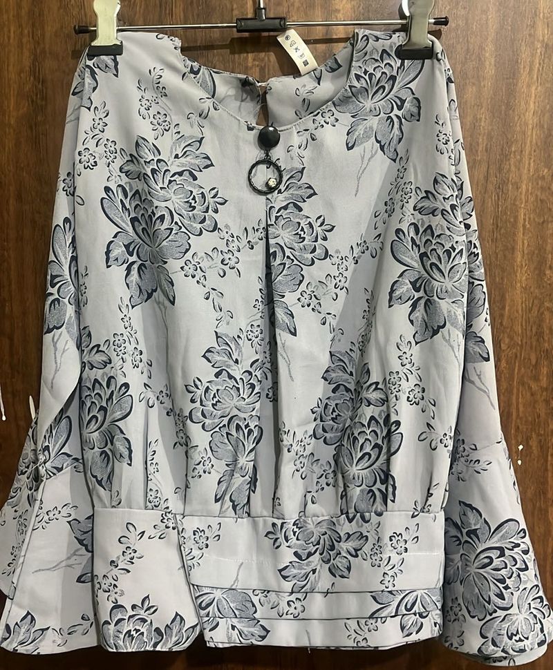 🎀Floral Print Top with bell sleeves🎀