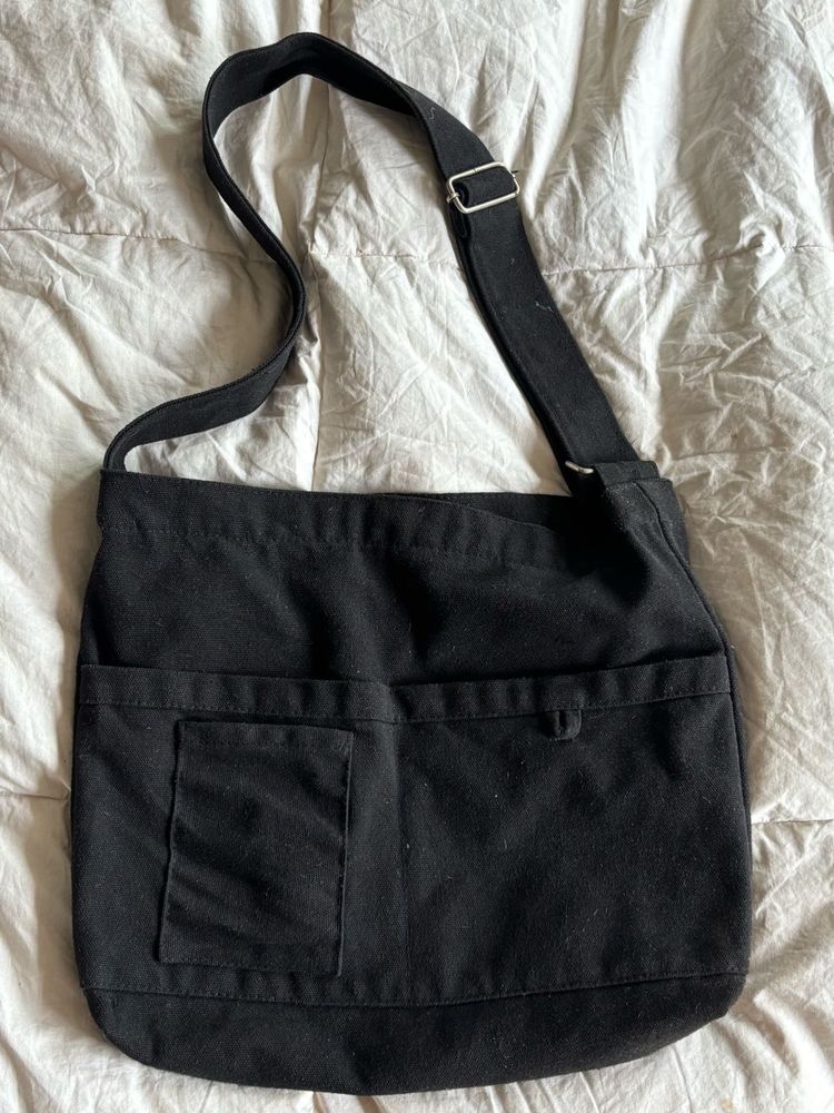 💥PRICE DROPPED💥Black Messenger Bag