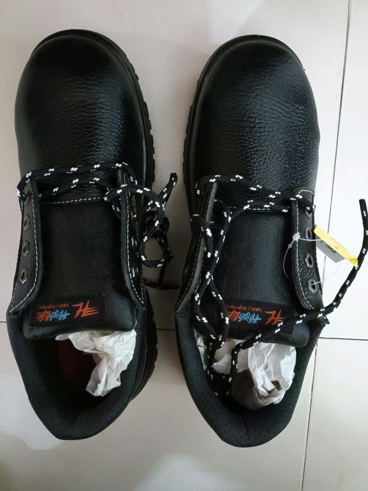 Leather safety shoes new with tag