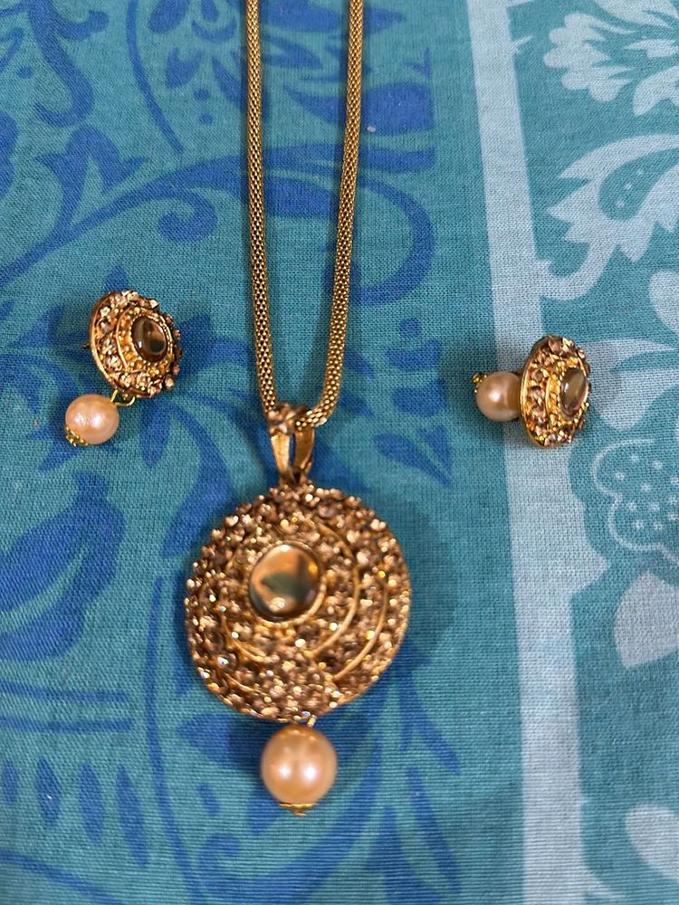 Ear Rings With Light Necklace Piece
