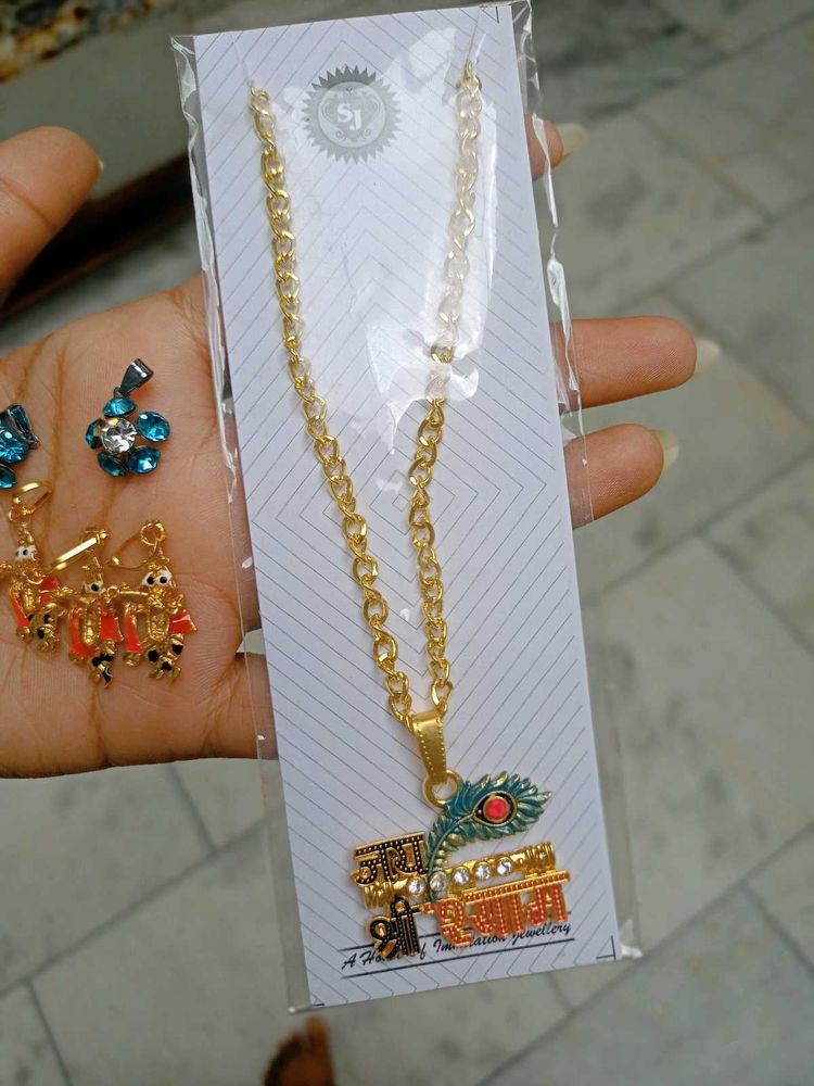 Necklace with chains and lockets