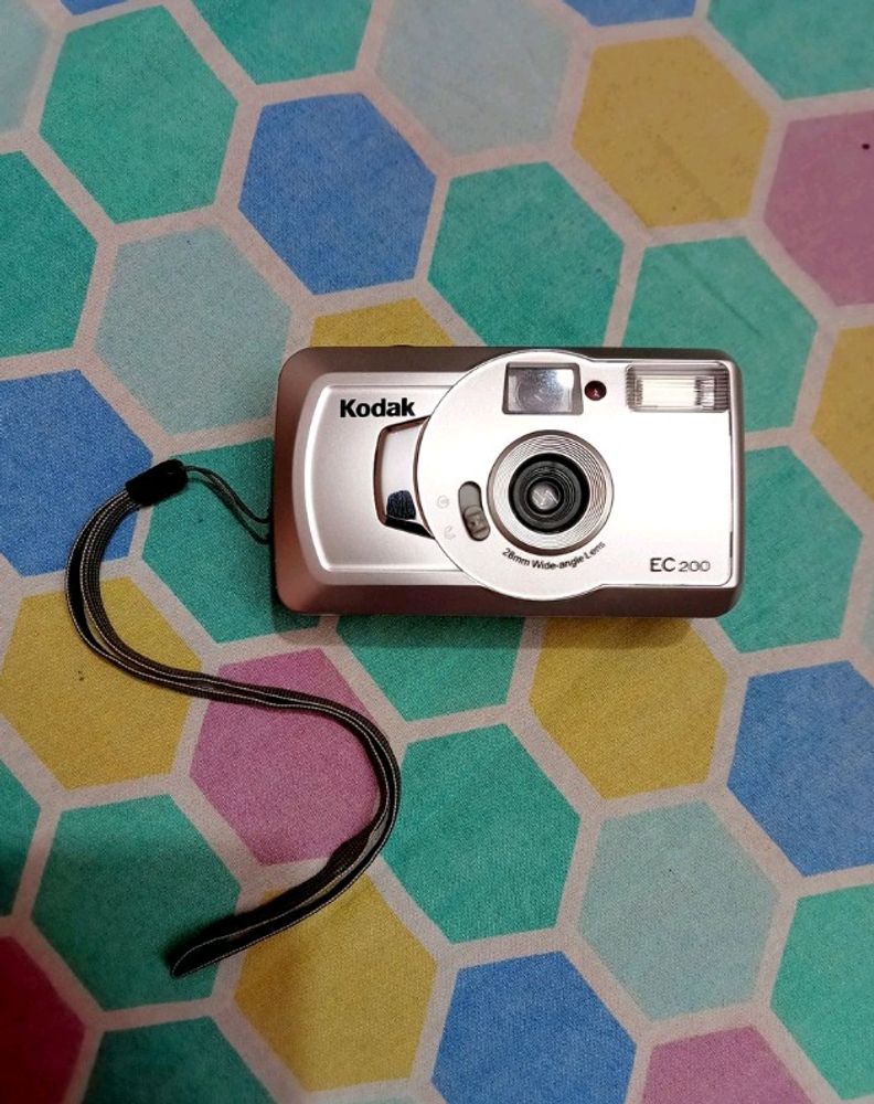 Kodak EC 200 - 28 mm Wide Angle Lens Camera