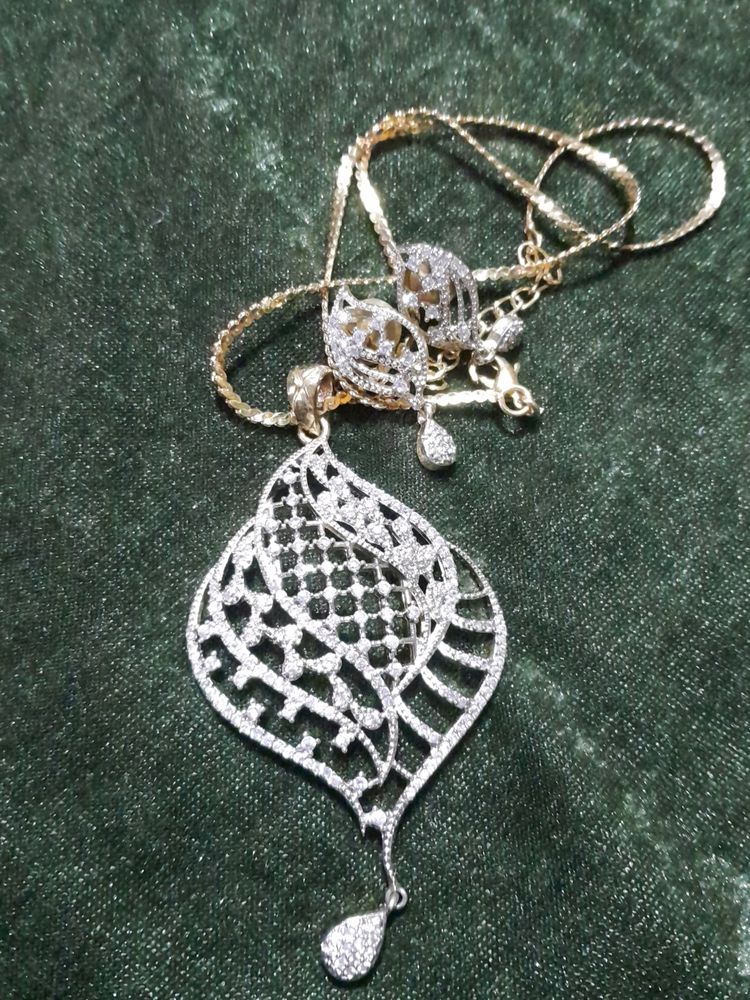 Very Beautiful Pendent And Stud Set