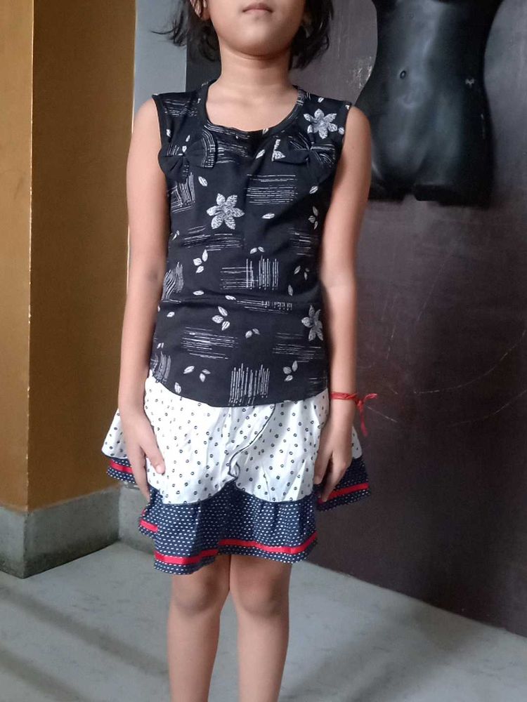 Girl&#39;s Top and Skirt Set