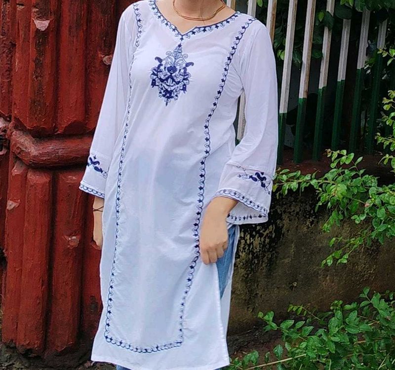 Elegant White Embroidered Kurta