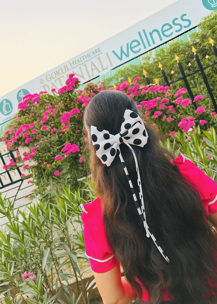 Adorable hair bow in perfect condition