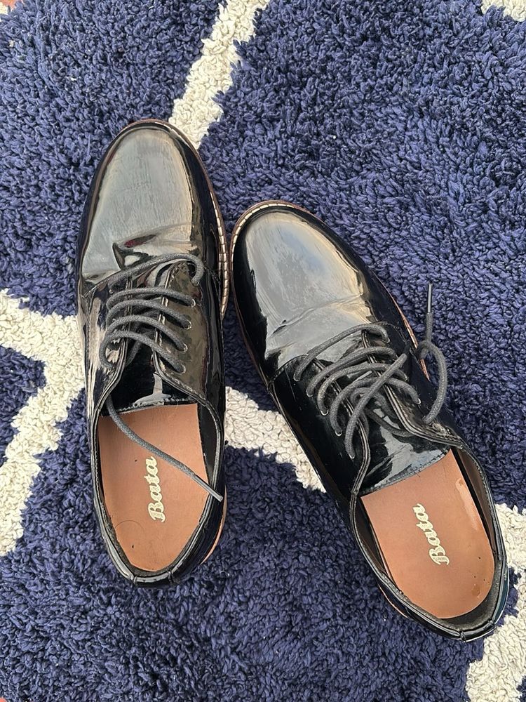 Bata Flat Leather Pattern Oxfords