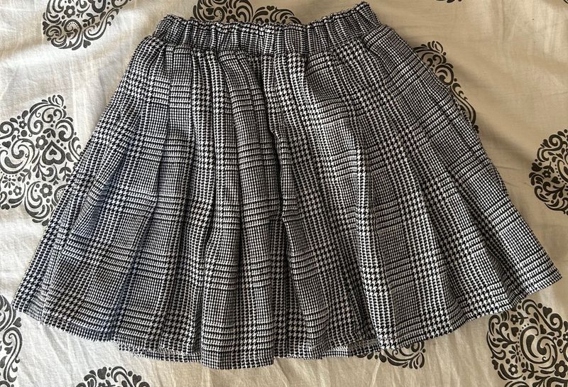 Black and white Flared Mini Skirt. Size - 28