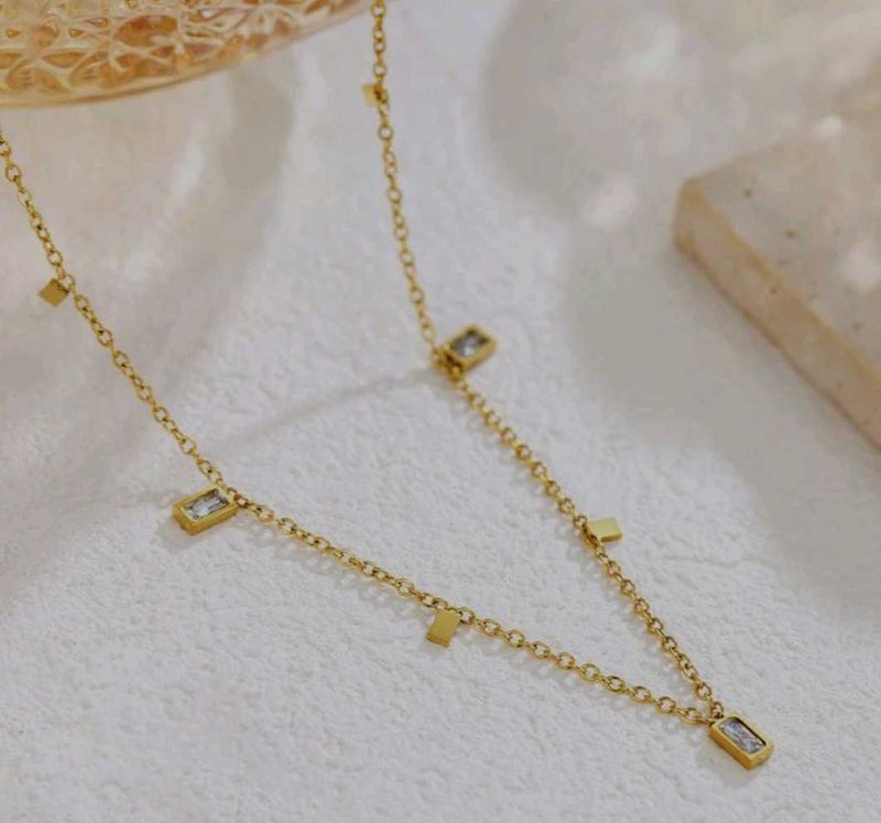Sleek Crystal Necklace (Anti Tarnish)