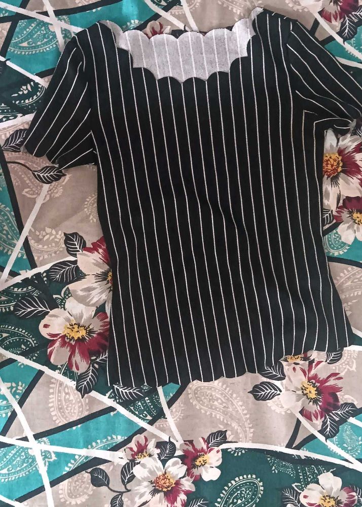 🤍 White Smocked Crop Top – Size XS 28-30-32 Bust