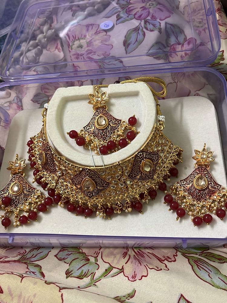 Elegant Pearl Set With Detailed Design